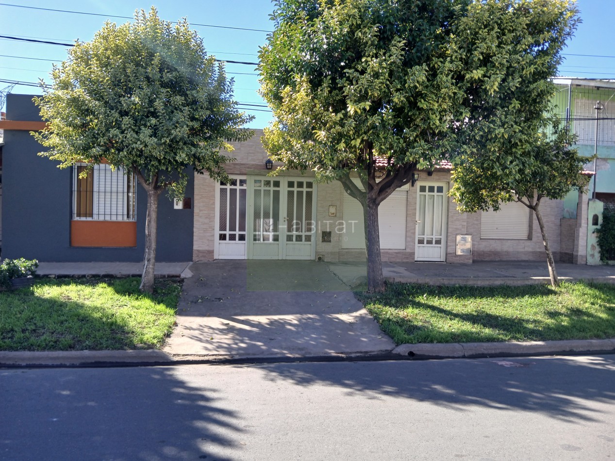En venta, casa amplia, con cochera y espacio verde, en muy buen estado. Ubicada a metros de Avd. Pte. Peron, apta para credito hipotecario. 