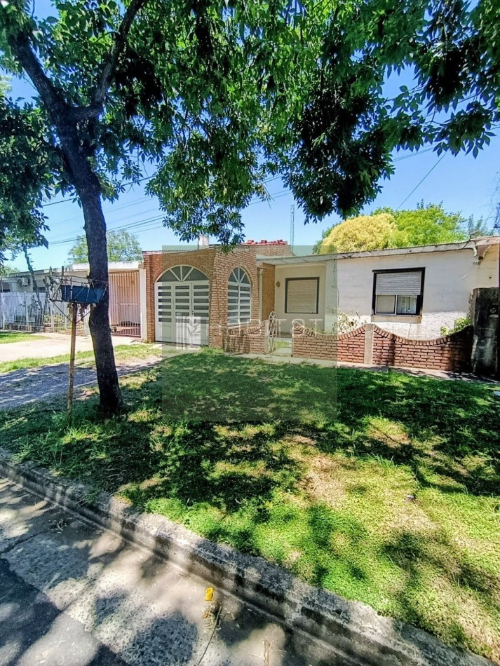 EN VENTA CASA DOS DORMITORIOS BARRIO 25 DE MAYO